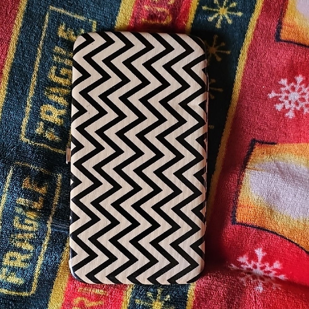 Black and White Chevron Flip Wallet Phone Case - Unbranded
